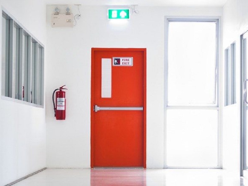 cua thoat hiem nha xuong