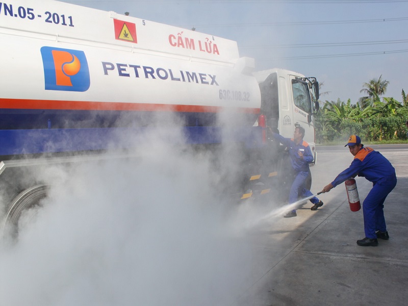 vi sao khong dung nuoc de dap tat dam chay xang dau